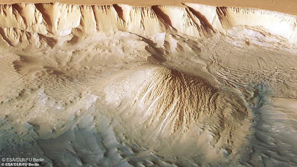 Esta imagen de Tethonium Chasma muestra líneas paralelas y pilas de escombros (arriba a la derecha) que indican un deslizamiento de tierra reciente.