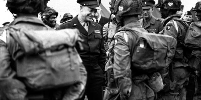El general Eisenhower da la orden del día, "Victoria completa - nada más" Paracaidistas en Inglaterra antes de abordar sus aviones para participar en el primer ataque en la conquista del continente europeo.