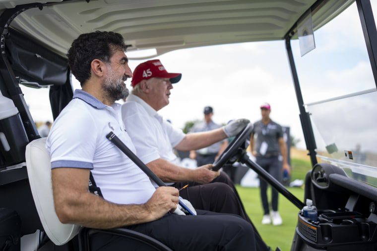 Foto: El expresidente Donald Trump conduce un carrito de golf con Yasir Al-Rumayyan, jefe del fondo de riqueza soberana de Arabia Saudita en el Trump National Golf Club en Bedminster, Nueva Jersey, el 28 de julio de 2022.