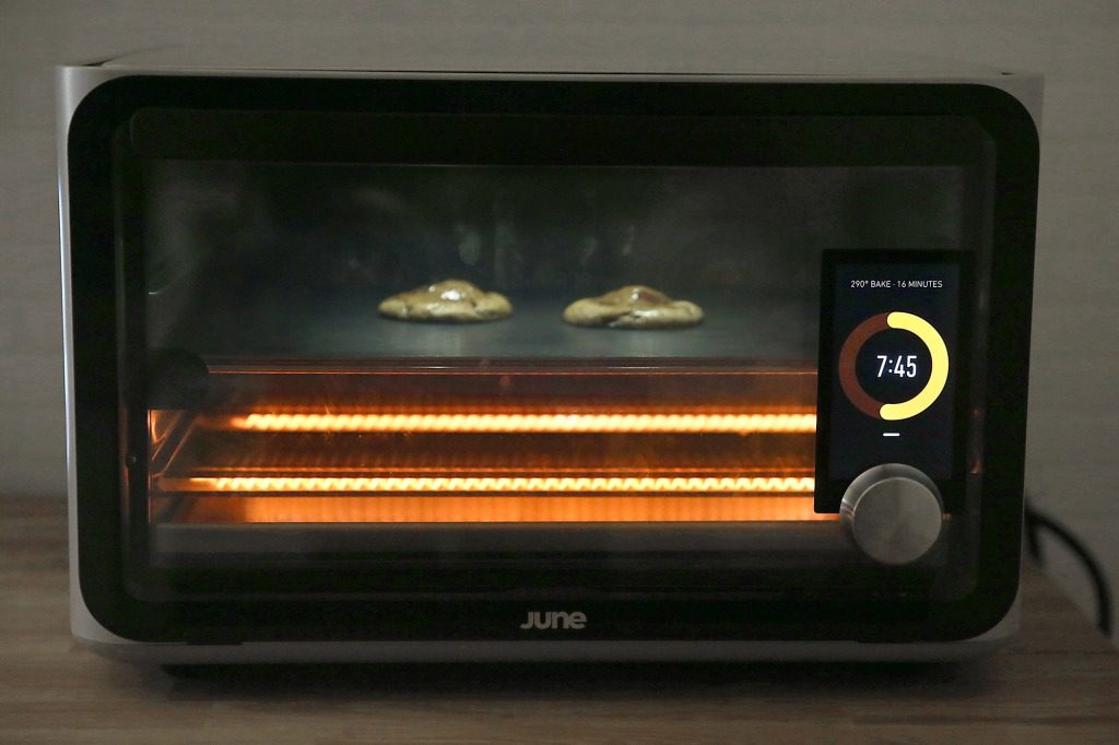 El June Smart Oven, que cuesta alrededor de $1,000, funciona con Wi-Fi y puede detectar los alimentos que estás cocinando.