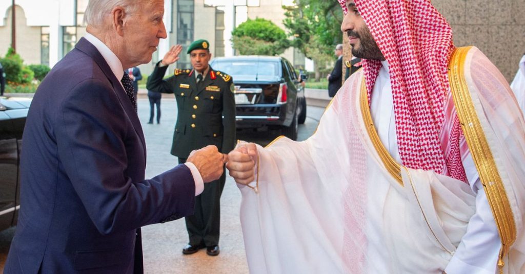 Biden inicia un sensible viaje saudita con el puño del príncipe heredero y el apretón de manos del rey
