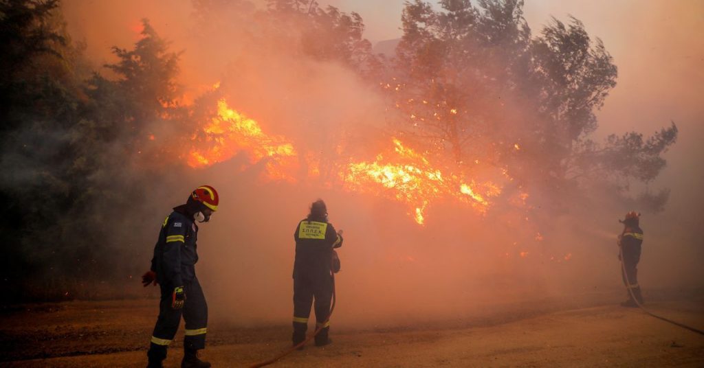 Los incendios forestales griegos están causando estragos cerca de Atenas;  Viviendas, evacuación de hospitales.