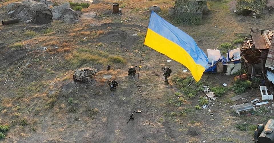 Ucrania iza la bandera en la isla recapturada mientras Rusia consolida ganancias en el este