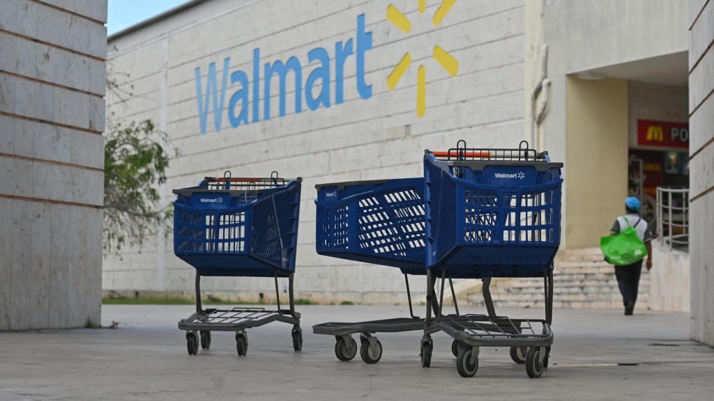 Walmart recorta la guía de ganancias ya que la inflación obliga a los compradores a gastar más en alimentos