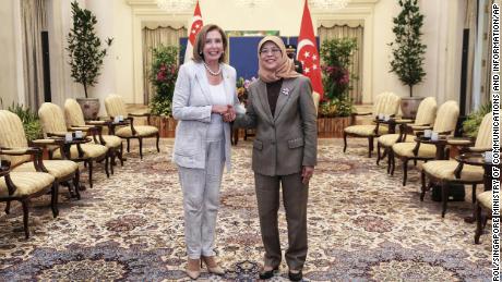 La presidenta de la Cámara de Representantes de los Estados Unidos, Nancy Pelosi, a la izquierda, y la presidenta de Singapur, Halimah Yacoub, se dan la mano en el Palacio Presidencial de Istana en Singapur, el lunes 1 de agosto.