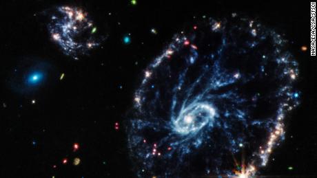 Esta imagen del instrumento de infrarrojo medio Webb muestra la estructura de la galaxia Cartwheel.
