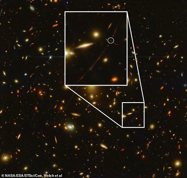 En un círculo: los expertos han encontrado a Earndel como un tenue punto rojo debajo de un grupo de galaxias distantes