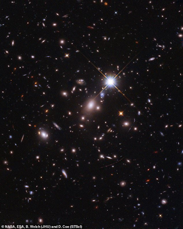 A distancias tan enormes, los expertos generalmente solo pueden formar galaxias enteras, pero una afortunada coincidencia les permitió observar Earndale con el Telescopio Espacial Hubble (en la imagen) y luego observarlo nuevamente con James Webb el 30 de julio.