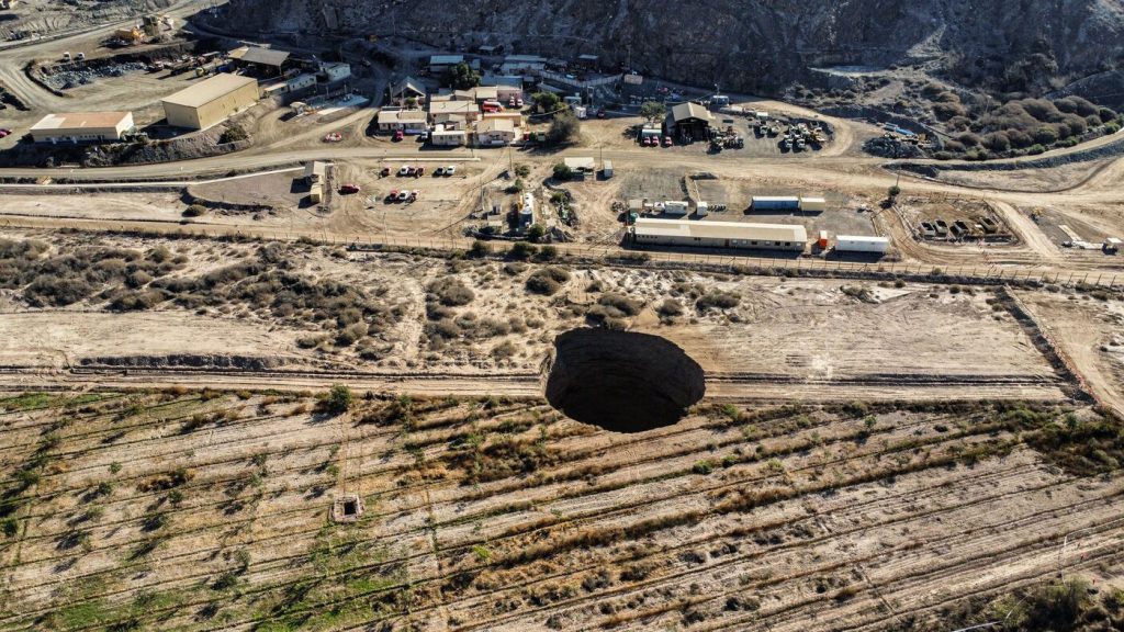 Un enorme agujero ha sido descubierto en Chile cerca de un sitio minero: NPR