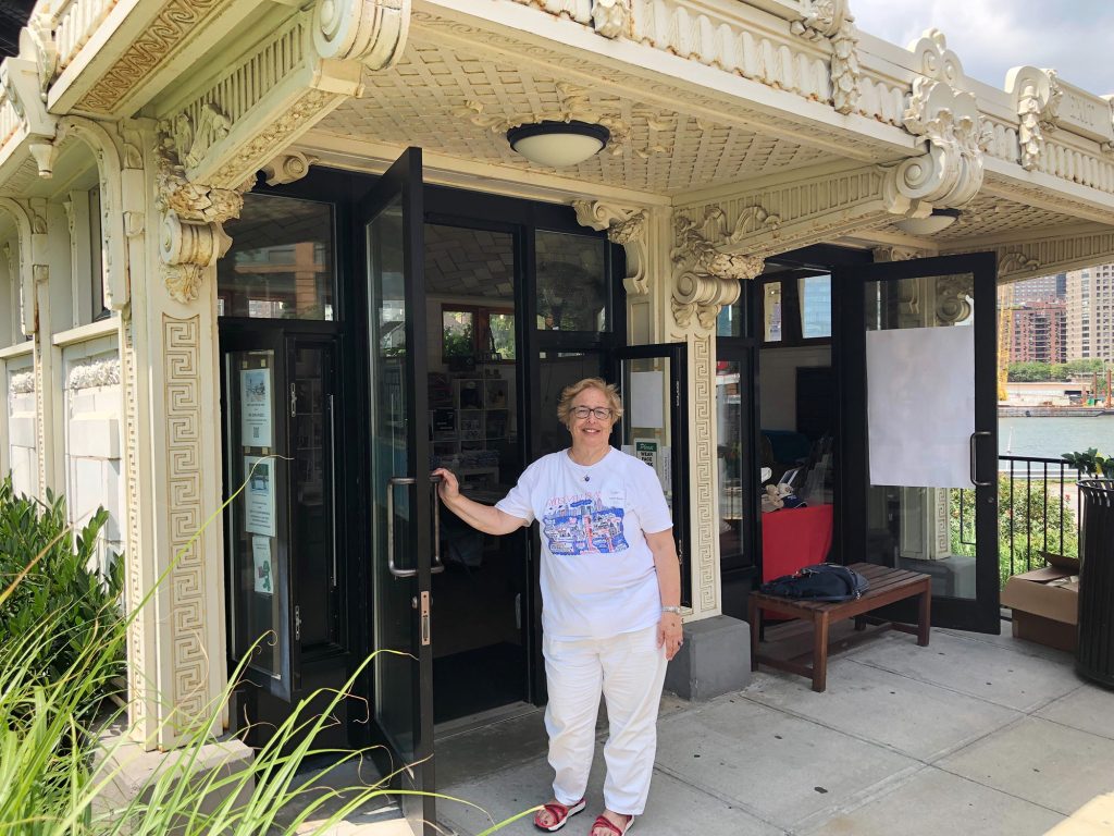 La presidenta de la Sociedad Histórica de Roosevelt Island, Judy Purdy, quiere que se mueva un carrito de venta cercano para que un quiosco de larga duración en Roosevelt Island pueda hacer un buen negocio.