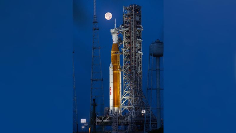 El cohete lunar Artemis posa en la plataforma de lanzamiento antes del despegue