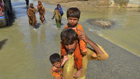 Una persona desplazada lleva a sus hijas desde su casa dañada por las inundaciones en Jafarabad, un suburbio de la provincia de Baluchistán, en el suroeste de Pakistán, el sábado. 