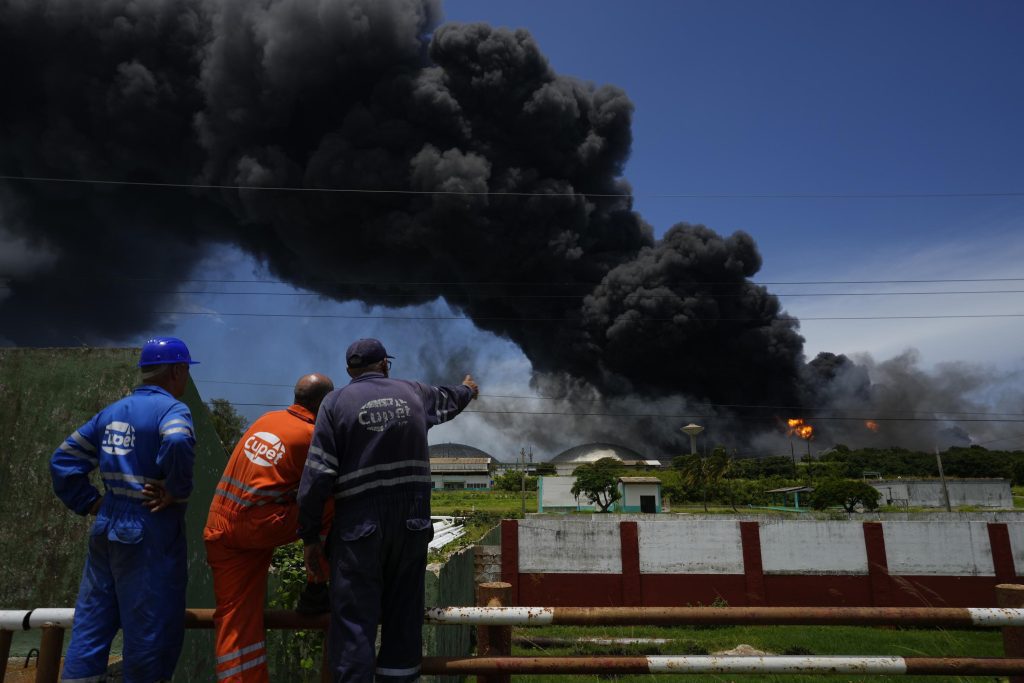 17 desaparecidos, 121 heridos y un muerto en incendio en instalación petrolera cubana
