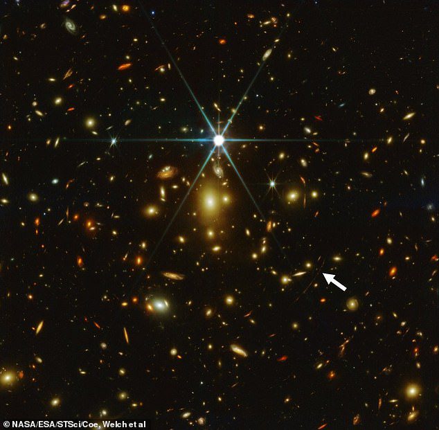 Lejos, muy lejos: la estrella más conocida del universo ha sido capturada por el telescopio espacial James Webb de la NASA.  Earndel está aproximadamente a 28 mil millones de años luz de la Tierra y se muestra aquí en esta imagen donde está la flecha blanca.