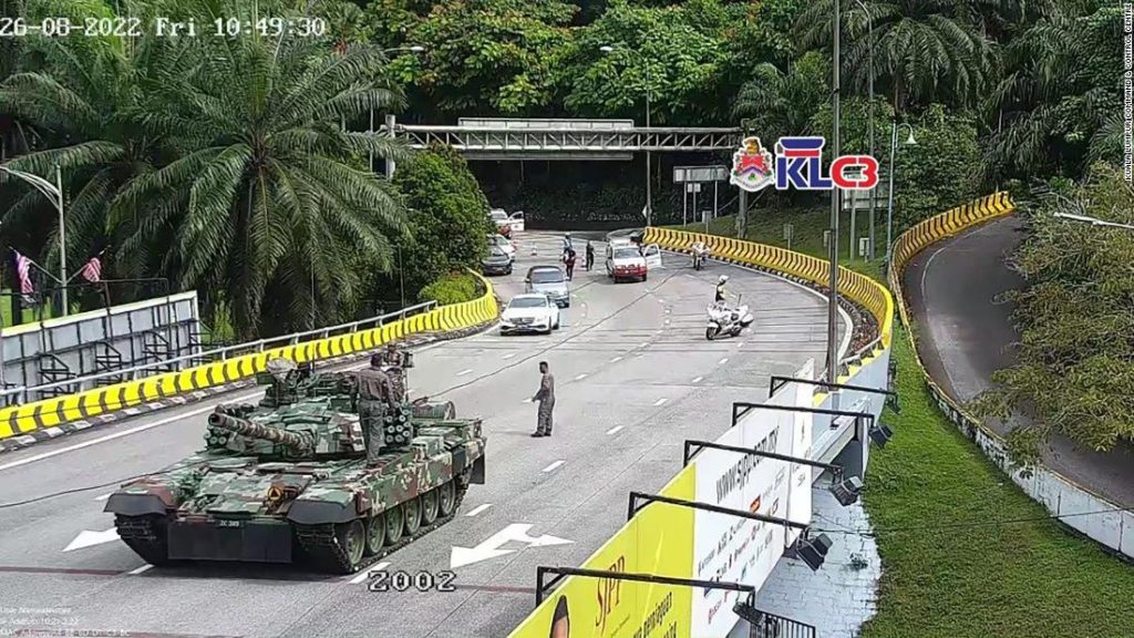 El ejército de Malasia se disculpa después de que un tanque y vehículos blindados colapsaran en Kuala Lumpur