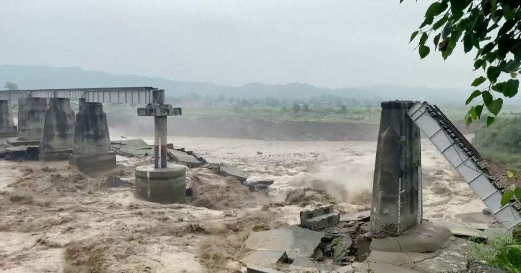 Inundaciones y deslizamientos de tierra matan a decenas como lluvias monzónicas en el norte y este de India