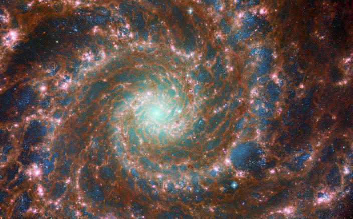 M74 brilla al máximo en esta imagen compuesta óptica/infrarroja media, que incorpora datos del Telescopio Espacial Hubble de NASA/ESA y el Telescopio Espacial James Webb de NASA/ESA/CSA.  & nbsp;  / crédito: Agencia Espacial Europea