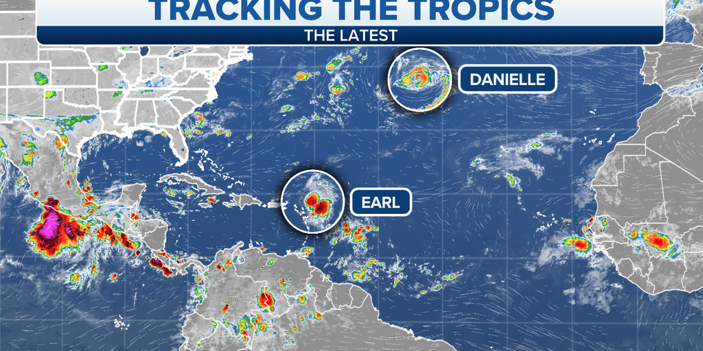 La fuerza del huracán Daniel, la tormenta tropical Earl se balancea en el Océano Atlántico