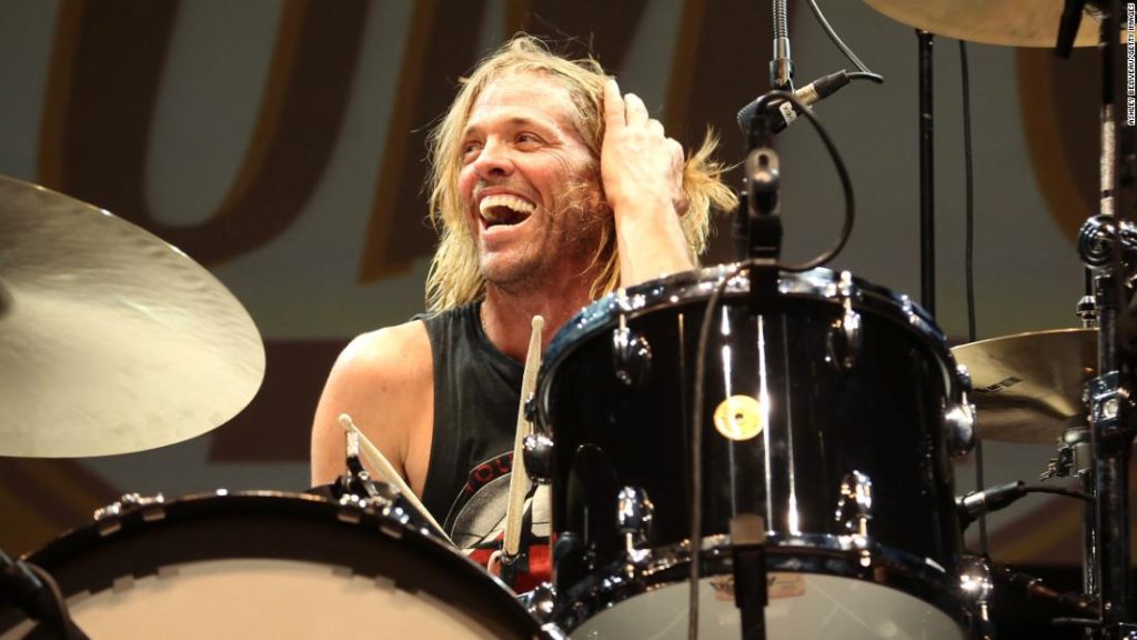Los Foo Fighters rinden homenaje al baterista Taylor Hawkins en concierto en Londres