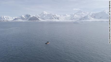 Un barco de trabajo recupera el vehículo autónomo Rán en uno de los fiordos de la Península Antártica durante la expedición al Glaciar Thwaites en 2019. 