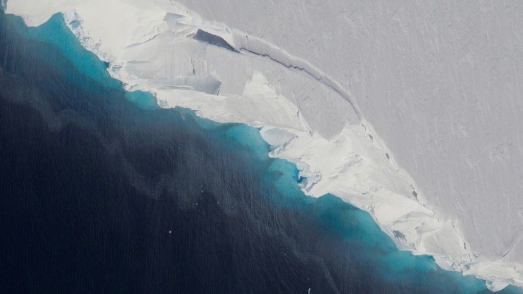 El glaciar Thwaites es aproximadamente del tamaño de Florida y podría elevar el nivel del mar unos 16 pies si se arroja al océano.