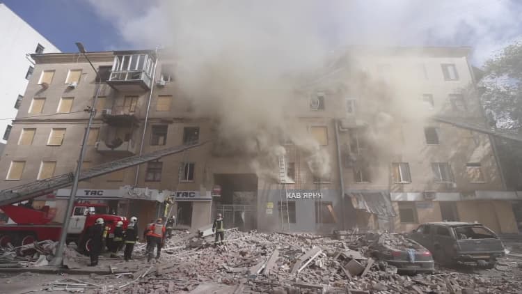 Los ataques aéreos rusos continúan golpeando Kharkiv, Ucrania