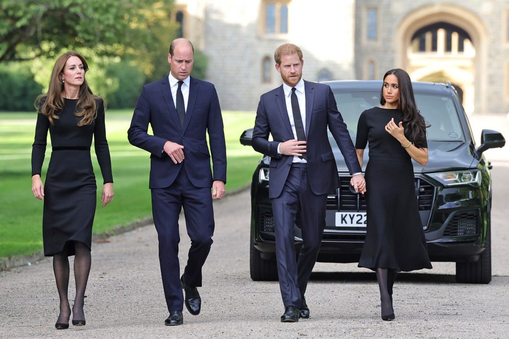Desde la izquierda, la británica Kate, princesa de Gales, el príncipe Guillermo, el príncipe de Gales, el príncipe Harry y Meghan, duquesa de Sussex, caminan para encontrarse con miembros del público en el Castillo de Windsor, después de la muerte de la reina Isabel II el jueves, en Windsor.  , Inglaterra, sábado 10 de septiembre de 2022.