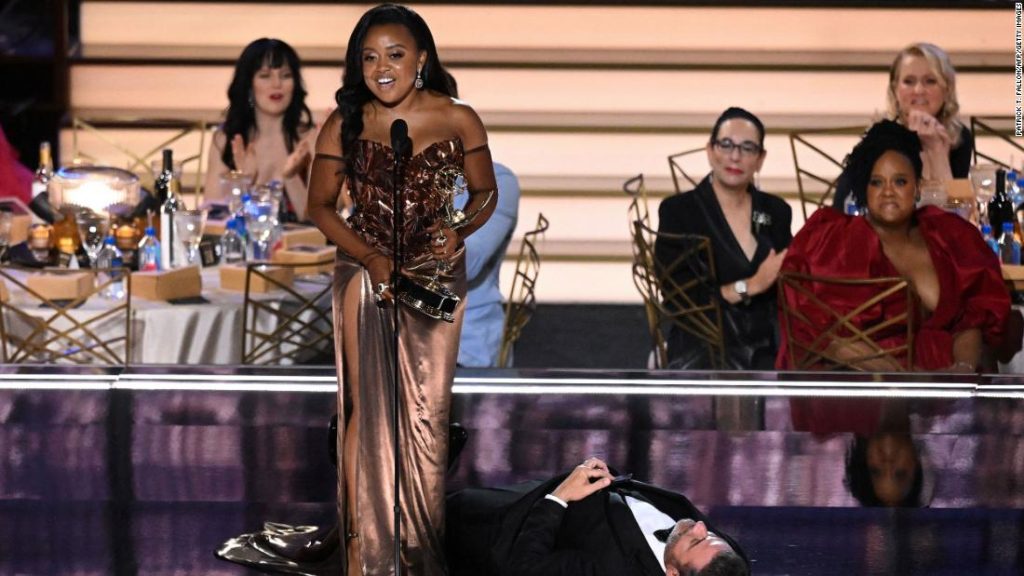 Quinta Bronson tuvo que saltarse a Jimmy Kimmel para aceptar el Emmy