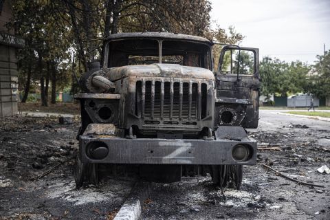 Un vehículo militar ruso destrozado en Balaklia, Ucrania, el 11 de septiembre.