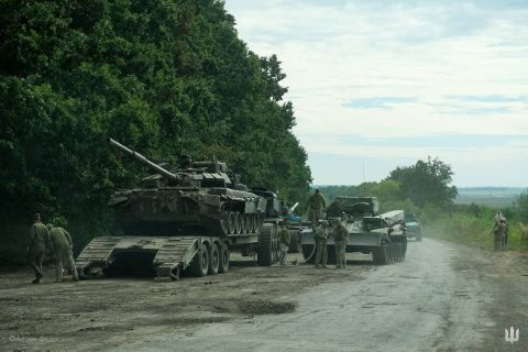 El personal de servicio ucraniano se prepara para transportar un tanque ruso capturado en la región de Kharkiv el 11 de septiembre. 
