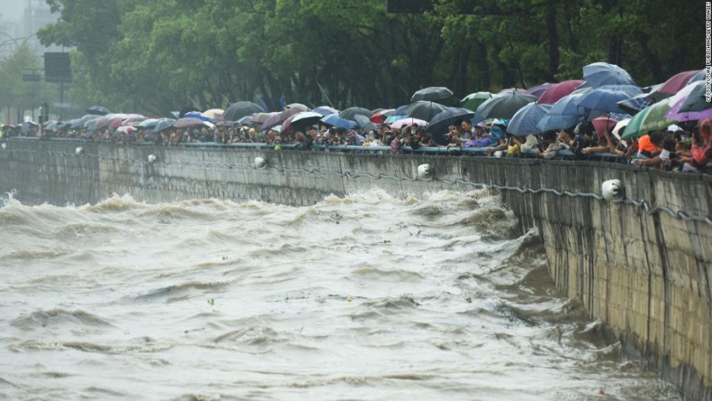 El tifón Muifa toca tierra mientras millones en China se preparan para fuertes lluvias e inundaciones