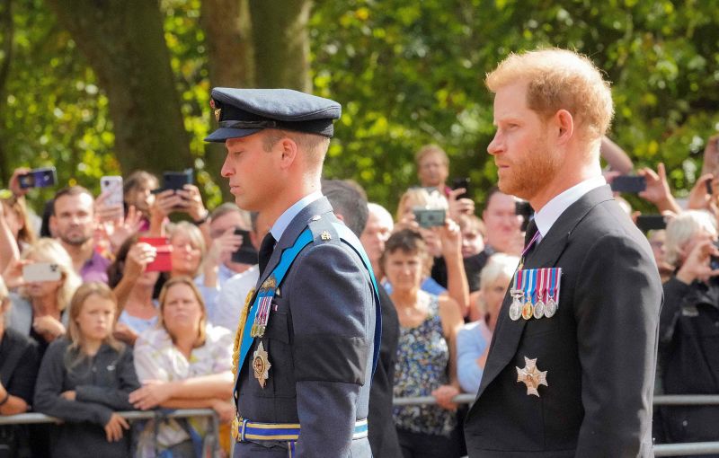 ¿Por qué el Príncipe Harry y el Príncipe Andrew no usan uniformes militares durante las procesiones fúnebres de la Reina?