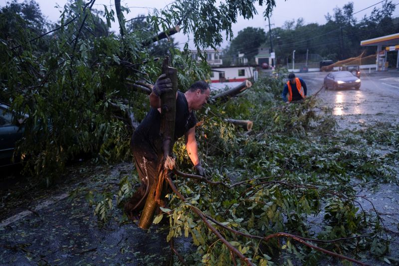 El huracán Fiona toca tierra en República Dominicana, donde la mayor parte de Puerto Rico sigue sin electricidad