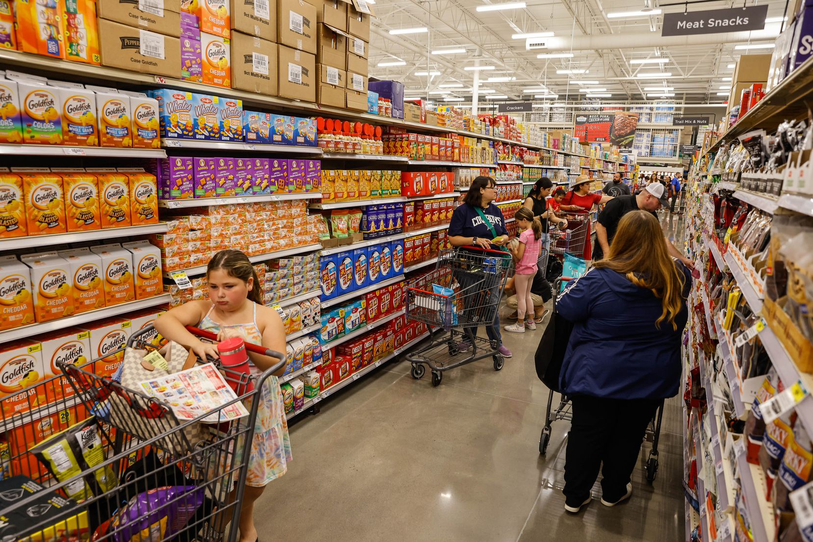 La nueva tienda de comestibles para clientes de HEB abrió a las 6 a. m. en Frisco el miércoles.