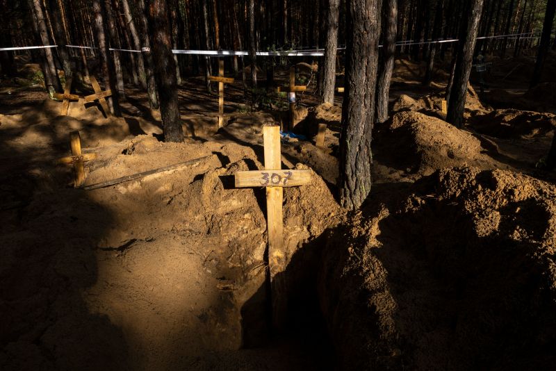 Sitio de entierro masivo en Izium: signos de tortura y mutilación de cadáveres
