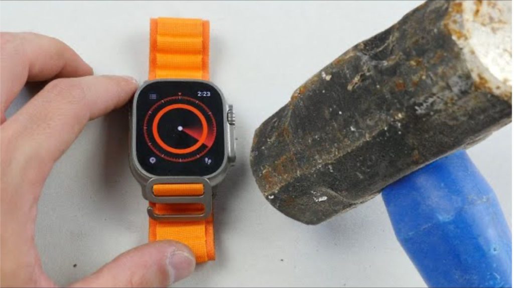 YouTuber prueba con un martillo la durabilidad superior del Apple Watch: rompe la mesa antes que el reloj
