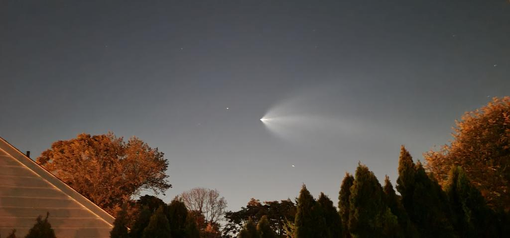 Estela de vapor de un cohete SpaceX Falcon 9 sobre Clifton.  Imagen cortesía de JoAnn, espectadora de News 12 New Jersey.