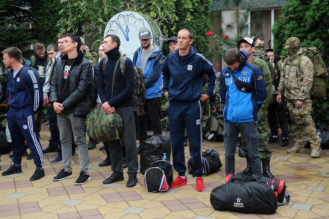 Reclutas rusos se reúnen frente a un centro de reclutamiento militar en Bataisk, región de Rostov del Don, sur de Rusia, el lunes 26 de septiembre de 2022.