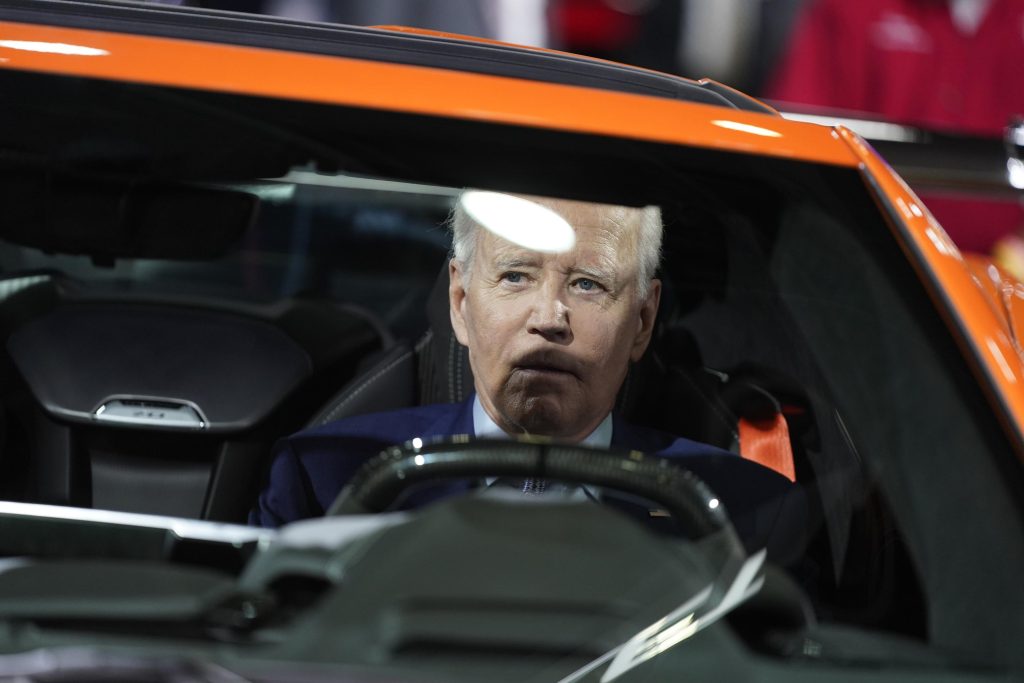 Biden, 'Automan', promociona los coches eléctricos en el Salón del Automóvil de Detroit