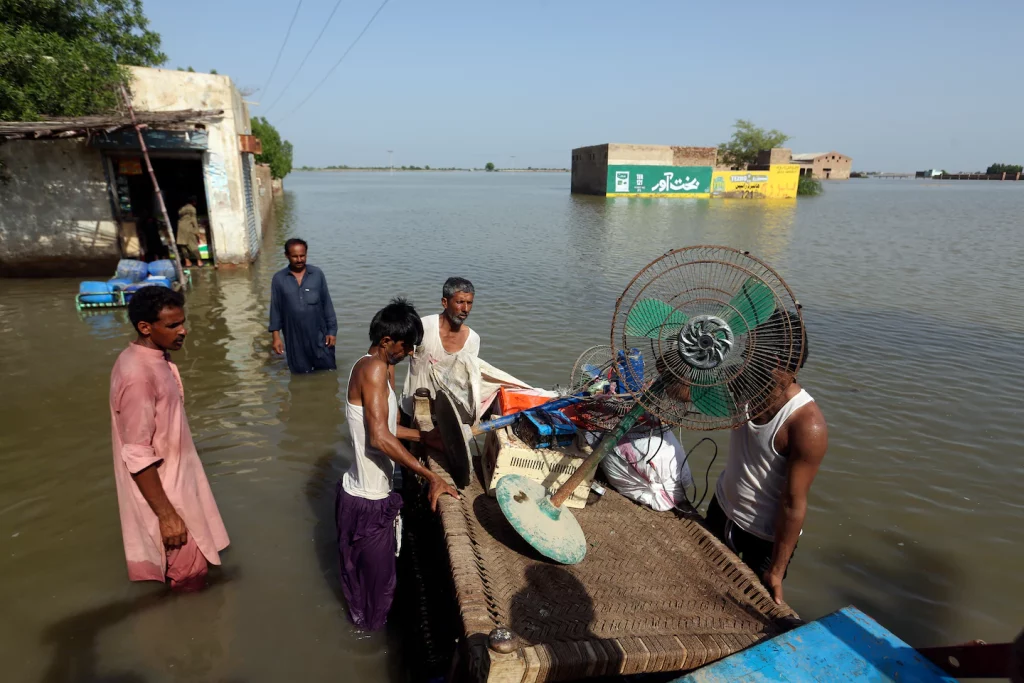 El lago Manchar de Pakistán entra en erupción en sus orillas a medida que empeoran las inundaciones