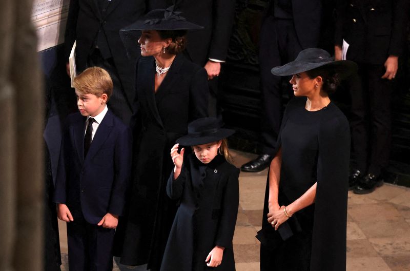 El príncipe George y la princesa Charlotte desfilan en el cortejo fúnebre de la reina