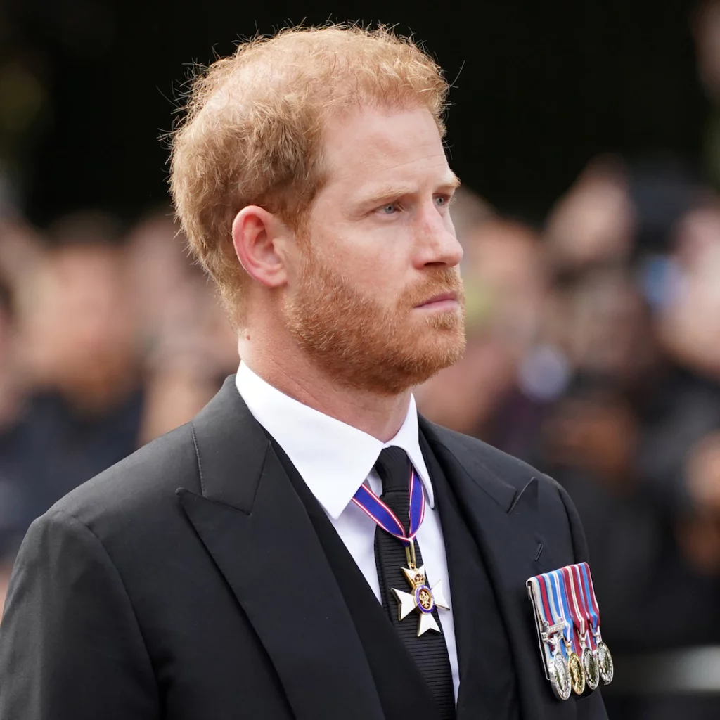 El príncipe Harry puede usar su uniforme después de todo en la Protesta de la Reina