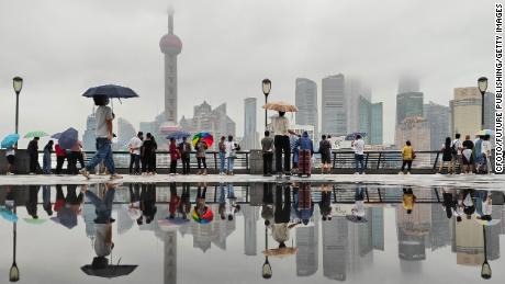 La lluvia cayó en el Bund en Shanghái cuando se acerca el tifón Muifa el 13 de septiembre de 2022. 