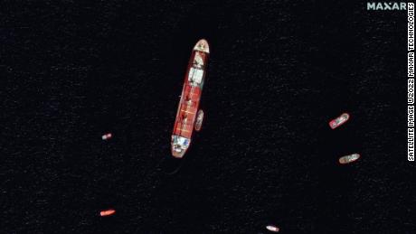Las imágenes de satélite muestran el buque de carga OS 35 dañado y parcialmente sumergido frente a la costa de Gibraltar. 