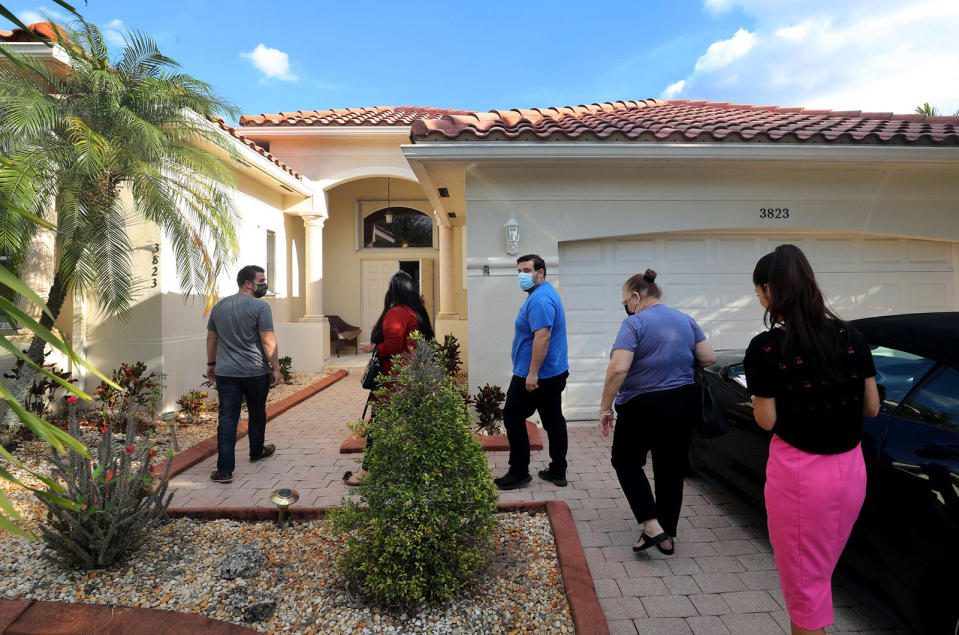 Solo alrededor del 8% de los hogares de Broward pueden comprar una vivienda unifamiliar al precio de venta medio.  A los expertos les preocupa cómo afectará esto a la fuerza laboral de servicios y hotelería de la región, los pilares de la economía local.  (Mike Stocker/Sun Sentinel/News Tribune vía Getty Images)