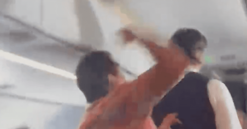 Pasajero fue sorprendido golpeando a una azafata durante un vuelo de México a Los Ángeles