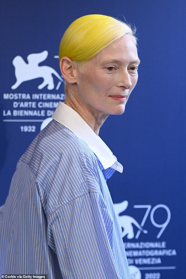 ¡Asombroso!  Tilda Swinton debutó con una cabeza de cabello amarillo neón en la fotografía de su nueva película The Eternal Daughter en el 79º Festival Internacional de Cine de Venecia el martes.