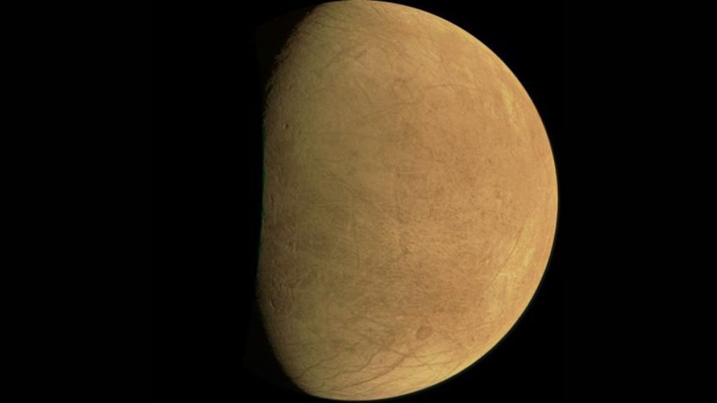 ¡Decir ah!  Vista más cercana de la luna de Júpiter en el océano Europa hace 22 años