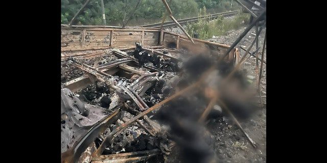 La foto fue tomada el 1 de octubre del ataque del 25 de septiembre contra siete automóviles civiles en la región de Kharkiv que mató a 24 personas, incluidos 13 niños y una mujer embarazada.