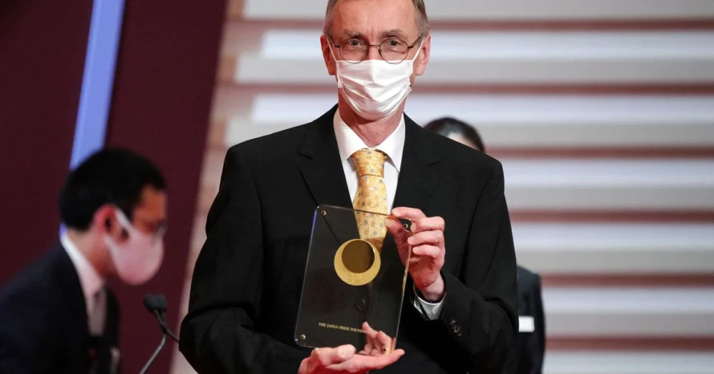 Genetista sueco gana el Premio Nobel de Medicina por descifrar ADN antiguo